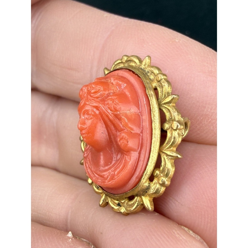 Vintage Cameo Brooch Gold tone Molded Orange - Picture 3 of 8